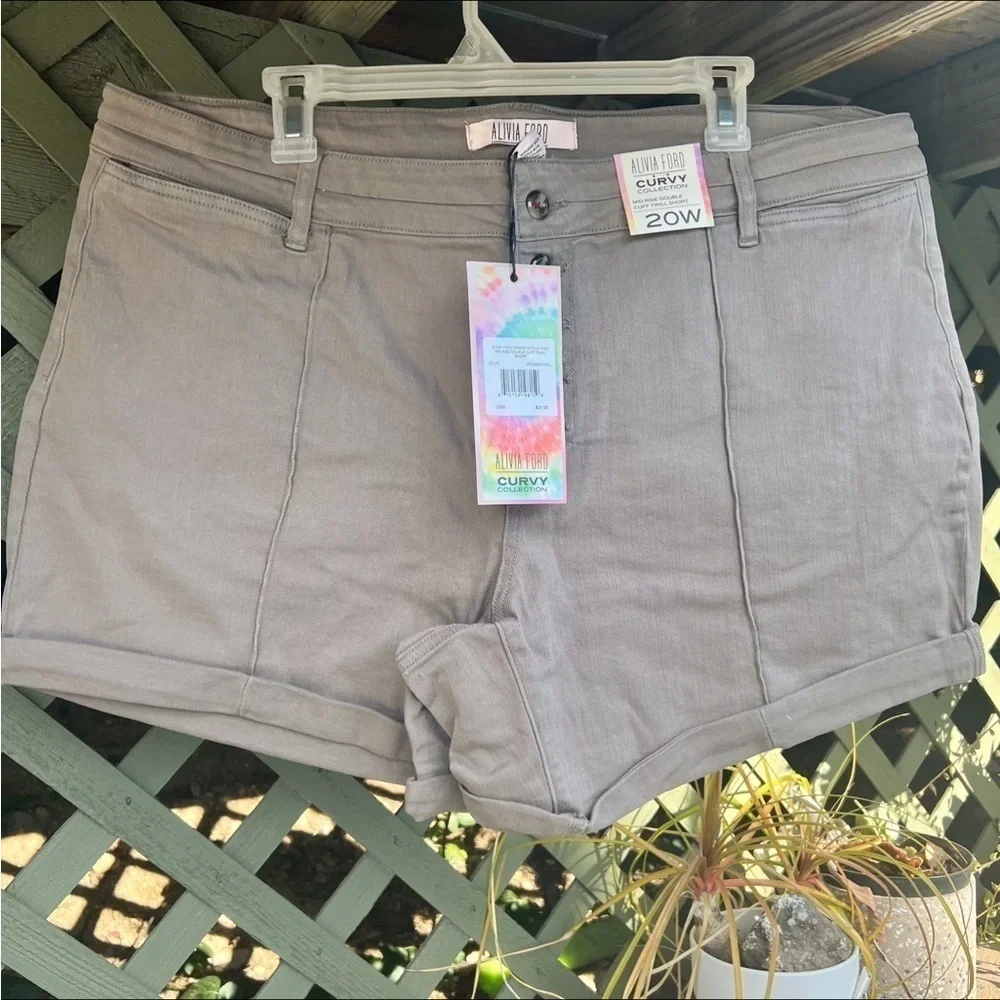 Women’s Curvy Mid Rise Double Cuff Summer Shorts Size 20W NWT - Picture 9 of 9